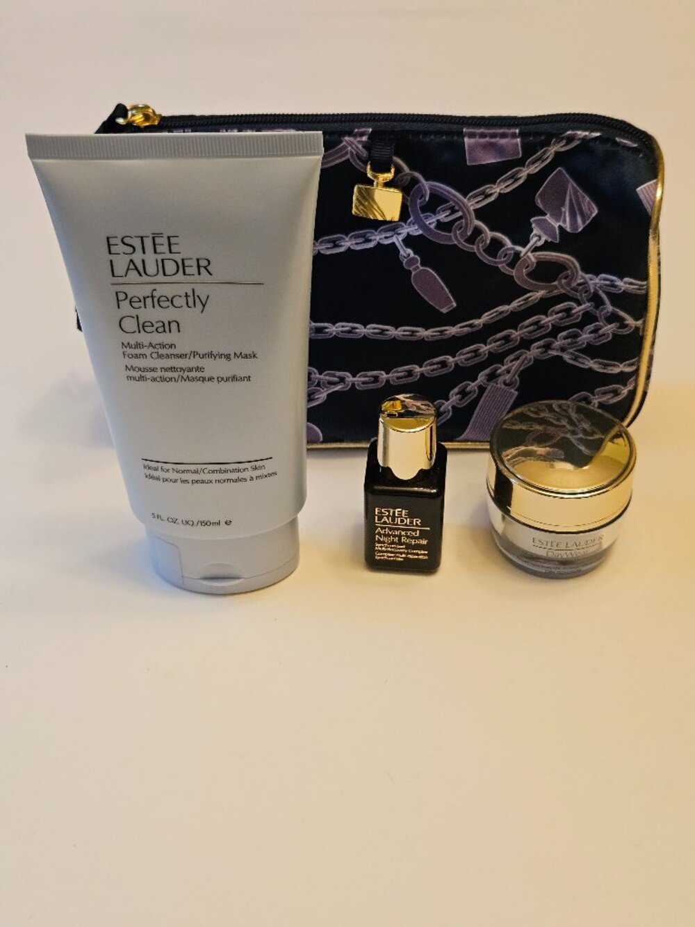 Estee Lauder Cleansing and Serum Set of 3. WIth Makeup Bag.NEW